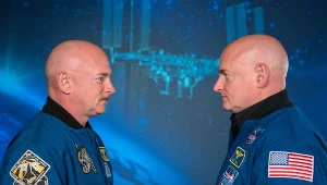 Identyczni bliźniacy, astronauci Mark (po lewej) i Scott Kelly