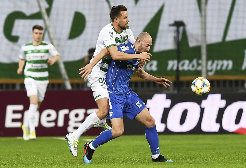 Łukasz Trałka (z prawej) z Lecha walczy z Arturem Sobiechem z Lechii Łukasz Trałka (z prawej) z Lecha walczy z Arturem Sobiechem z Lechii