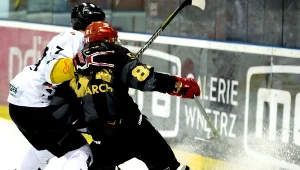 Hokeista GKS-u Tychy Bartłomiej Pociecha (L) i Filip Drzewiecki (P) z Comarch Cracovii