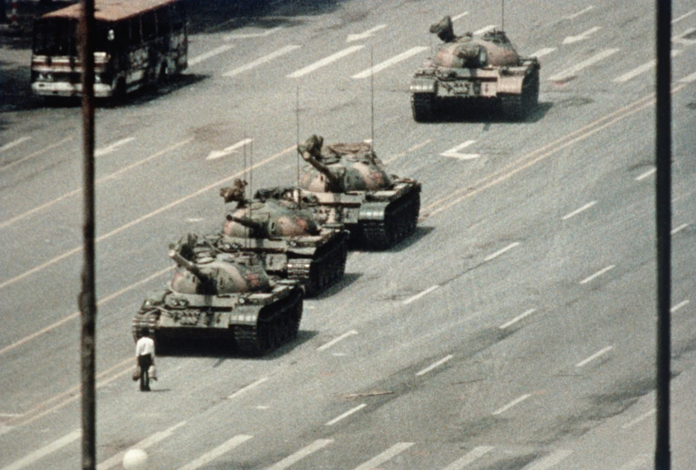 Słynne zdjęcie mężczyzny stojącego naprzeciw czołgom podczas protestów w Chinach w czerwcu 1989 roku Słynne zdjęcie mężczyzny stojącego naprzeciw czołgom podczas protestów w Chinach w czerwcu 1989 roku