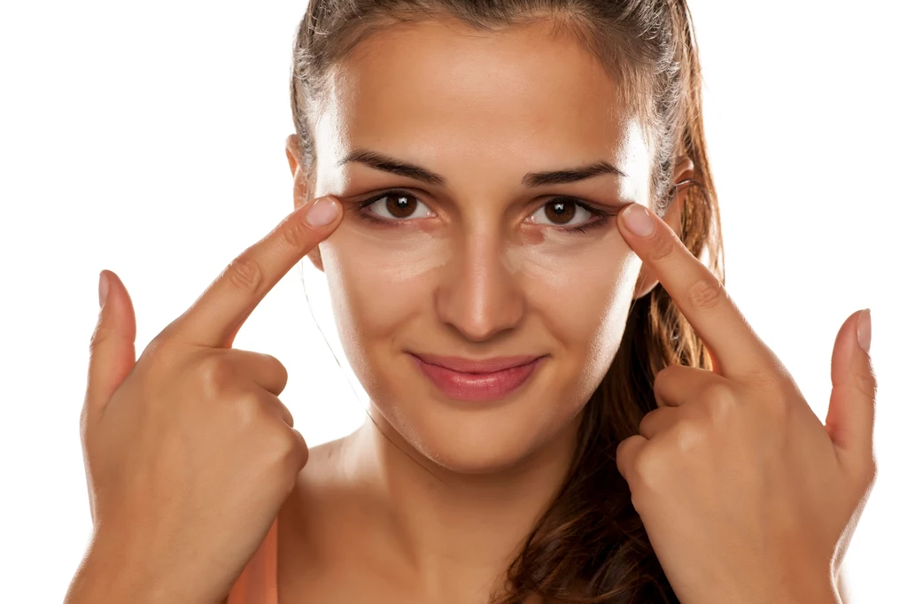  Podczas stosowania zarówno kremu z filtrem przeciwsłonecznym, jak i kremu nawilżającego, obszar wokół oczu i nosa jest często pomijany, co znacząco zwiększa ryzyko nowotworu skóry