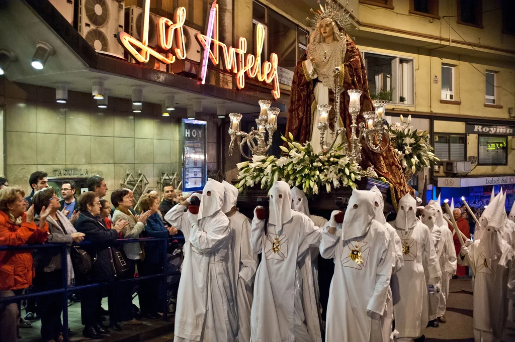 Bractwo Krzyża i Męki Pańskiej jako jedno z niewielu wyrusza w drogę przed zachodem słońca w Wielki Wtorek w Procesji Spotkania