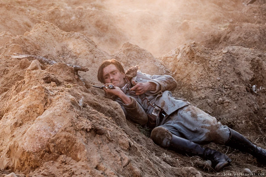 Bartosz Gelner w scenie z filmu "Legiony"