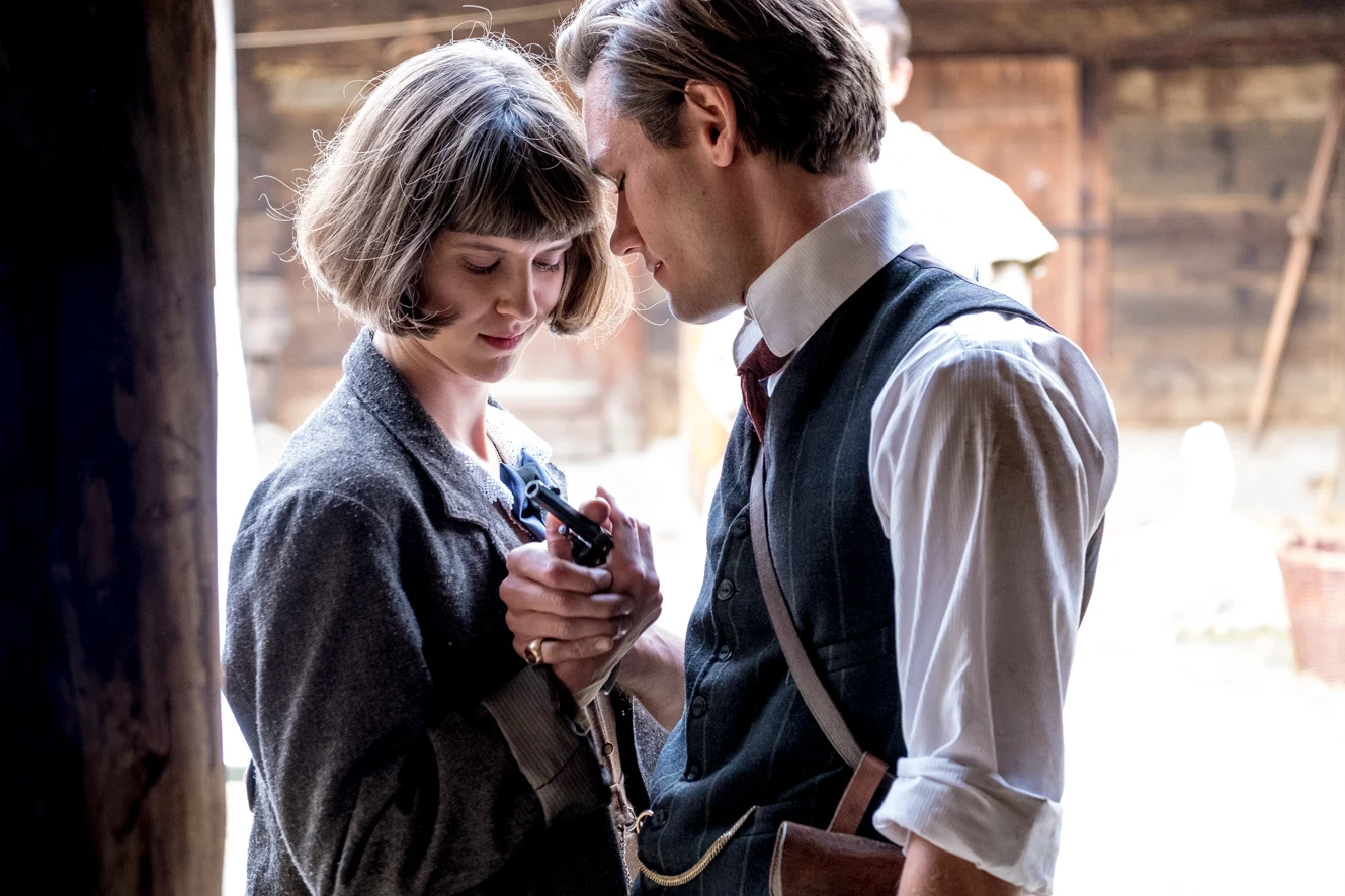 Wiktoria Wolańska i Bartosz Gelner w scenie z filmu "Legiony"