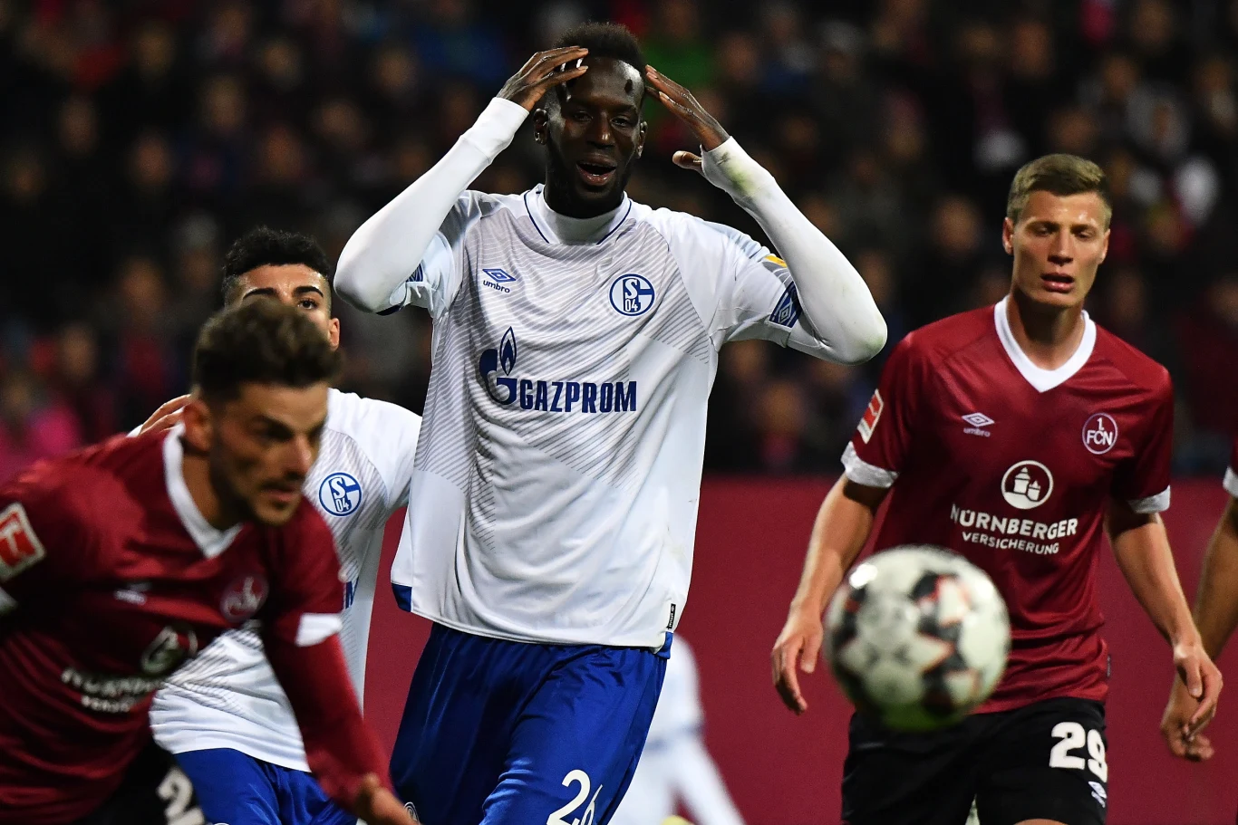 Salif Sane z Schalke nie wypadł najlepiej w meczu z Nurnberg Salif Sane z Schalke nie wypadł najlepiej w meczu z Nurnberg
