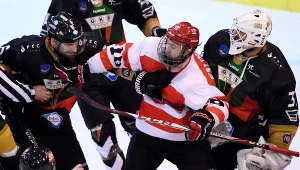 Hokeista Comarch Cracovii Kamil Kalinowski (C) oraz Bartosz Ciura (L) i Andrij Michnow (P) z GKS Tychy