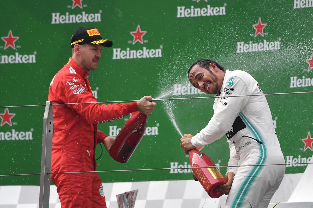 Sebastian Vettel (z lewej) i Lewis Hamilton  na podium Grand Prix Chin 