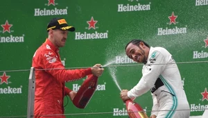 Sebastian Vettel (z lewej) i Lewis Hamilton  na podium Grand Prix Chin 