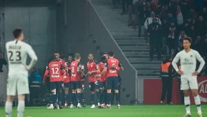Radość piłkarzy Lille, smutek paryżan