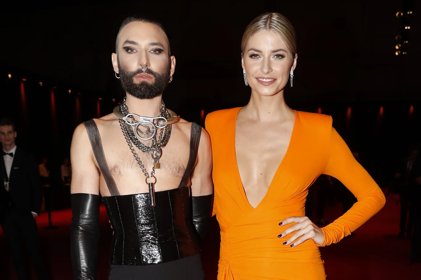 Conchita Wurst (z lewej) prezentuje nowy teledysk. Z prawej niemiecka modelka i prezenterka Lena Gercke Conchita Wurst (z lewej) prezentuje nowy teledysk. Z prawej niemiecka modelka i prezenterka Lena Gercke