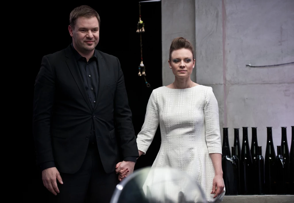 Tomasz Karolak Gdy Tomasz Karolak poznał Violę Kołakowską na planie serialu „Kryminalni”, zachwycił się nią tak mocno, że szybko i bez sentymentów porzucił Magdę Boczarską. W 2007 roku przyszła na świat ich córka Lena, w 2013 – syn Leon. W międzyczasie para wielokrotnie schodziła się i rozchodziła. W 2016 roku Kołakowska przyjęła oświadczyny Karolaka, jednak o ślubie na razie cisza. Czyżby Karolak wcale nie chciał się ożenić z matką swoich dzieci?
