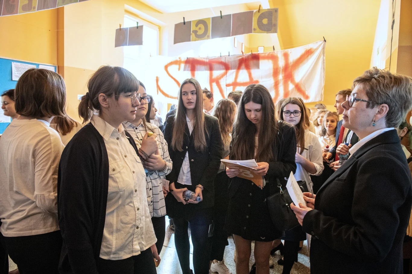Ostatnie chwile przed egzaminem ósmoklasistów w Szkole Podstawowej nr 1 w Łodzi. W placówce trawa strajk nauczycieli. Dla ponad 377 tys. uczniów VIII klas szkół podstawowych z 12,7 tys. szkół w kraju w poniedziałek rozpoczął się egzamin ósmoklasisty. Przeprowadzany jest po raz pierwszy w historii.