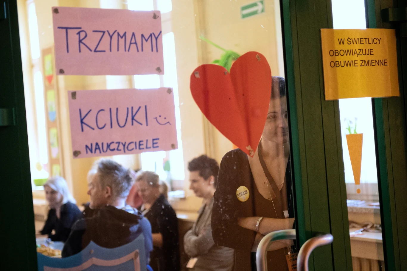 Ostatnie chwile przed egzaminem ósmoklasistów w Szkole Podstawowej nr 1 w Łodzi. W placówce trawa strajk nauczycieli. Dla ponad 377 tys. uczniów VIII klas szkół podstawowych z 12,7 tys. szkół w kraju w poniedziałek rozpoczął się egzamin ósmoklasisty. Przeprowadzany jest po raz pierwszy w historii.