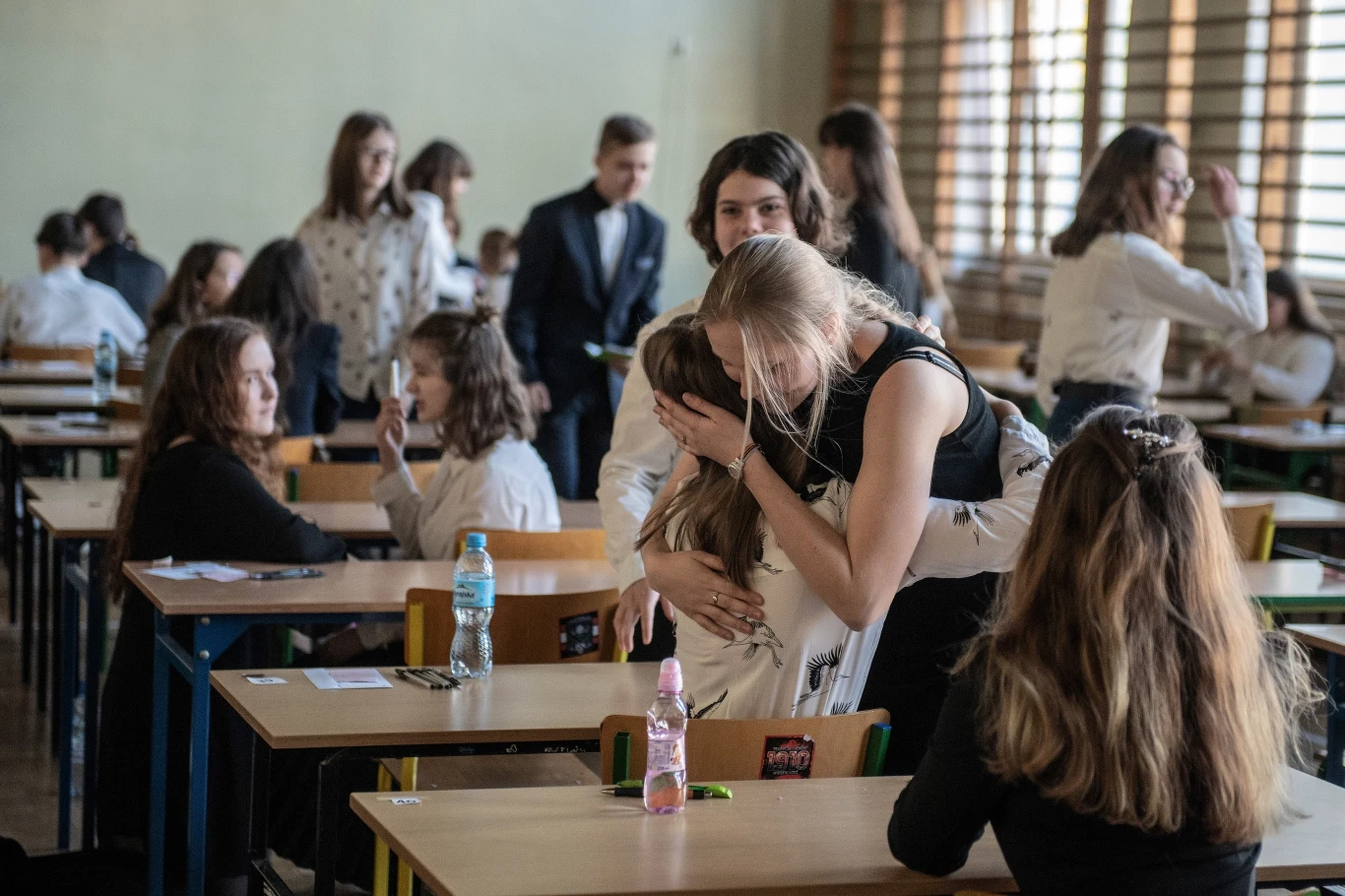 Ostatnie chwile przed egzaminem ósmoklasistów w Szkole Podstawowej nr 1 w Łodzi. W placówce trawa strajk nauczycieli. Dla ponad 377 tys. uczniów VIII klas szkół podstawowych z 12,7 tys. szkół w kraju w poniedziałek rozpoczął się egzamin ósmoklasisty. Przeprowadzany jest po raz pierwszy w historii.