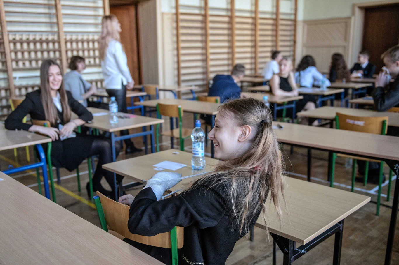 Ostatnie chwile przed egzaminem ósmoklasistów w Szkole Podstawowej nr 1 w Łodzi. W placówce trawa strajk nauczycieli. Dla ponad 377 tys. uczniów VIII klas szkół podstawowych z 12,7 tys. szkół w kraju w poniedziałek rozpoczął się egzamin ósmoklasisty. Przeprowadzany jest po raz pierwszy w historii.