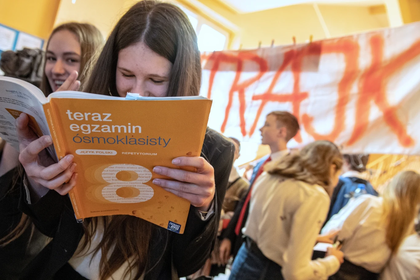 Ostatnie chwile przed egzaminem ósmoklasistów w Szkole Podstawowej nr 1 w Łodzi. W placówce trawa strajk nauczycieli. Dla ponad 377 tys. uczniów VIII klas szkół podstawowych z 12,7 tys. szkół w kraju w poniedziałek rozpoczął się egzamin ósmoklasisty. Przeprowadzany jest po raz pierwszy w historii.