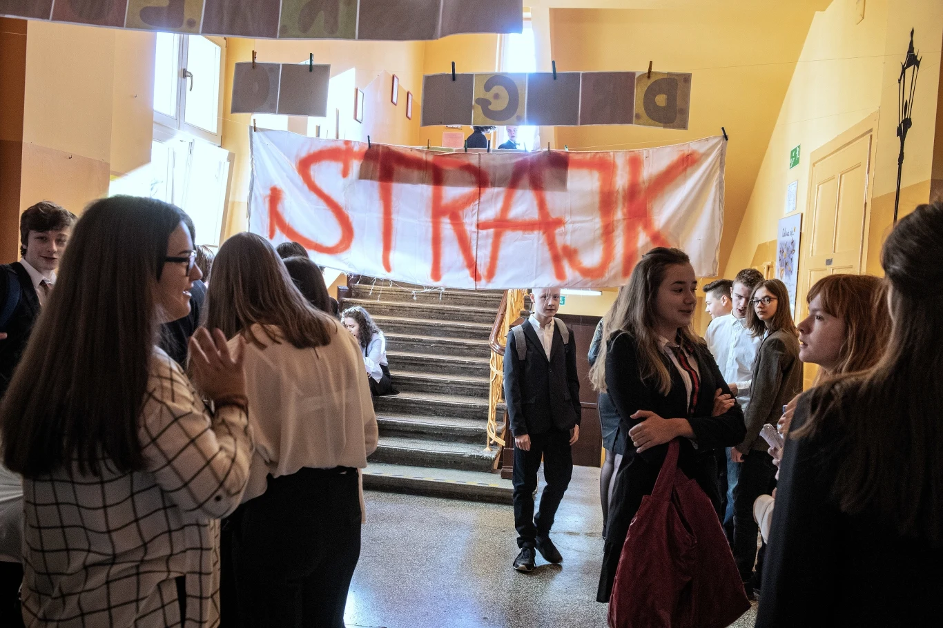 Ostatnie chwile przed egzaminem ósmoklasistów w Szkole Podstawowej nr 1 w Łodzi. W placówce trawa strajk nauczycieli. Dla ponad 377 tys. uczniów VIII klas szkół podstawowych z 12,7 tys. szkół w kraju w poniedziałek rozpoczął się egzamin ósmoklasisty. Przeprowadzany jest po raz pierwszy w historii.