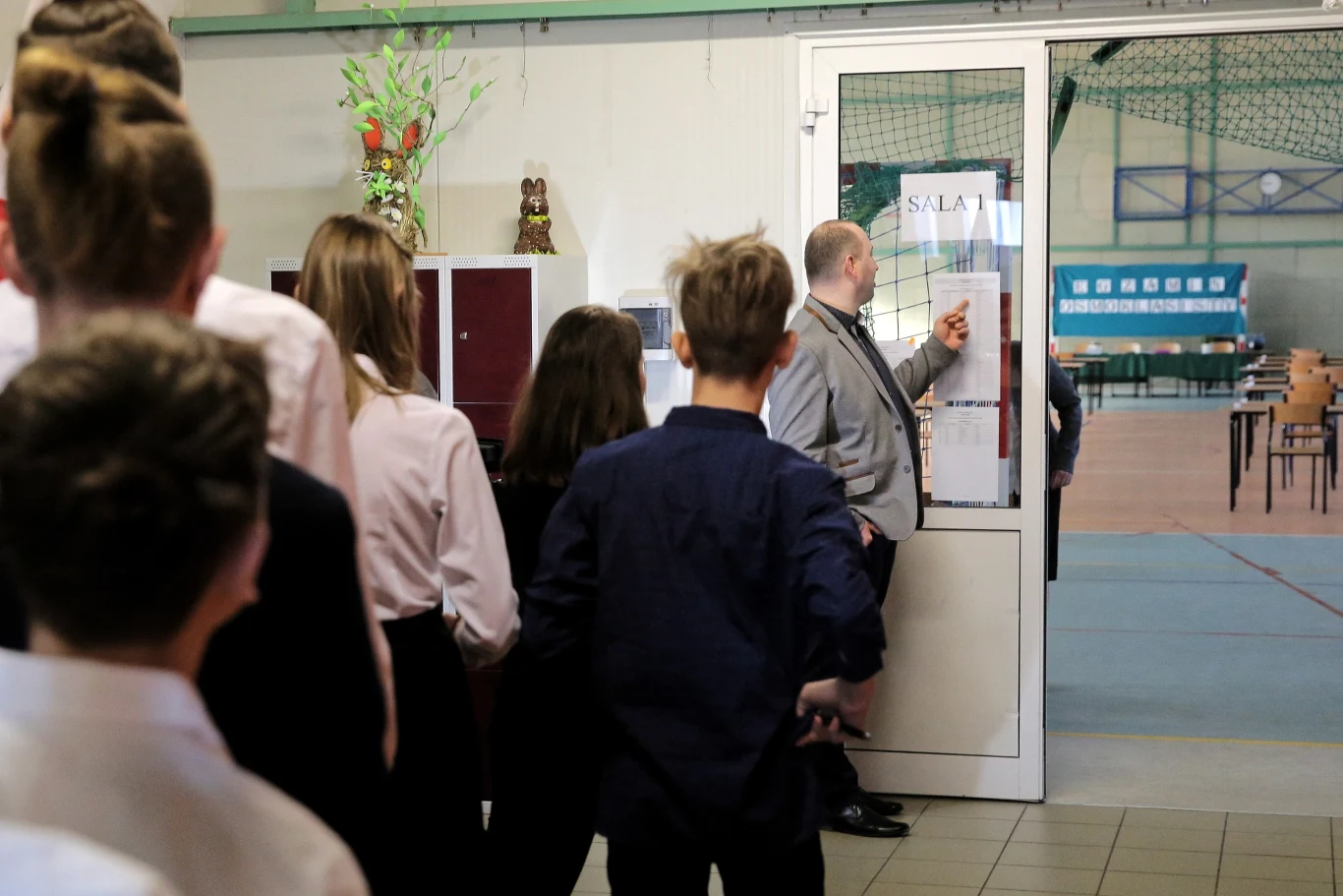 Na egzamin ósmoklasisty, do podstawówki w Jonkowie, gdzie normalnie uczęszcza 42 ósmoklasistów przyjechali uczniowie ze szkół we Wrzesinie i Nowym Kawkowie. W ich szkołach, z powodu strajku nie udało się skompletować osobnych komisji.