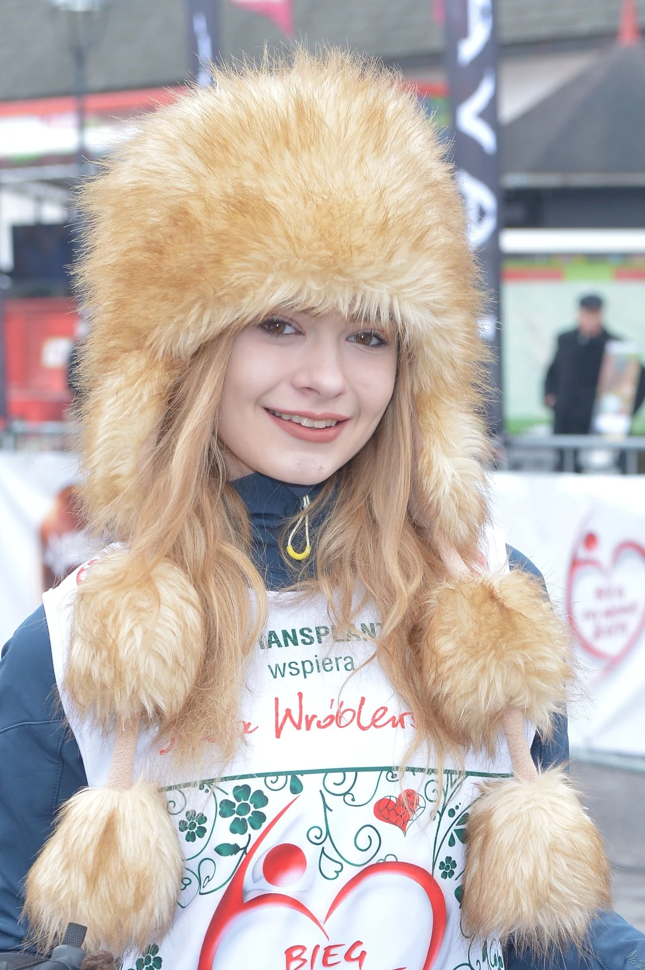 Ulubienica telewidzów zaskoczyła swoją stylizacją. Do sportowego stroju dobrała futrzaną czapkę niebotycznych rozmiarów, wprawiając tym w osłupienie zgromadzonych gości. Julia Wróblewska Ulubienica telewidzów zaskoczyła swoją stylizacją. Do sportowego stroju dobrała futrzaną czapkę niebotycznych rozmiarów, wprawiając tym w osłupienie zgromadzonych gości. Julia Wróblewska