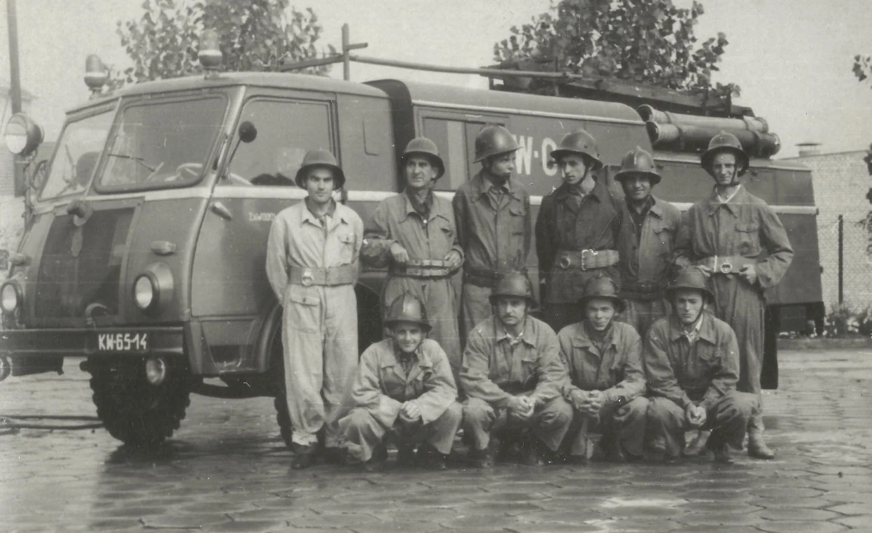 Strażacy z Krakowa pozują przy służbowej "babce" Strażacy z Krakowa pozują przy służbowej "babce"