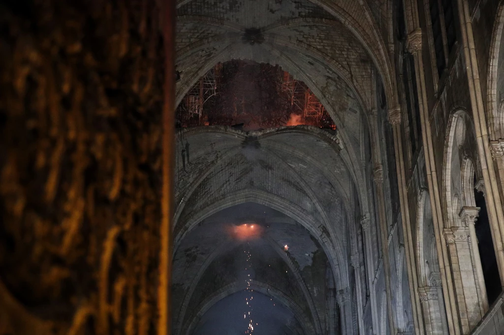 Zastępca mera Paryża Emmanuel Gregoire ocenił, że pożar spowodował "kolosalne szkody". Spłonął dach nad transeptem i długą nawą główną. Ocalała fasada zachodnia (główna), zdołano też wynieść najcenniejsze relikwie.