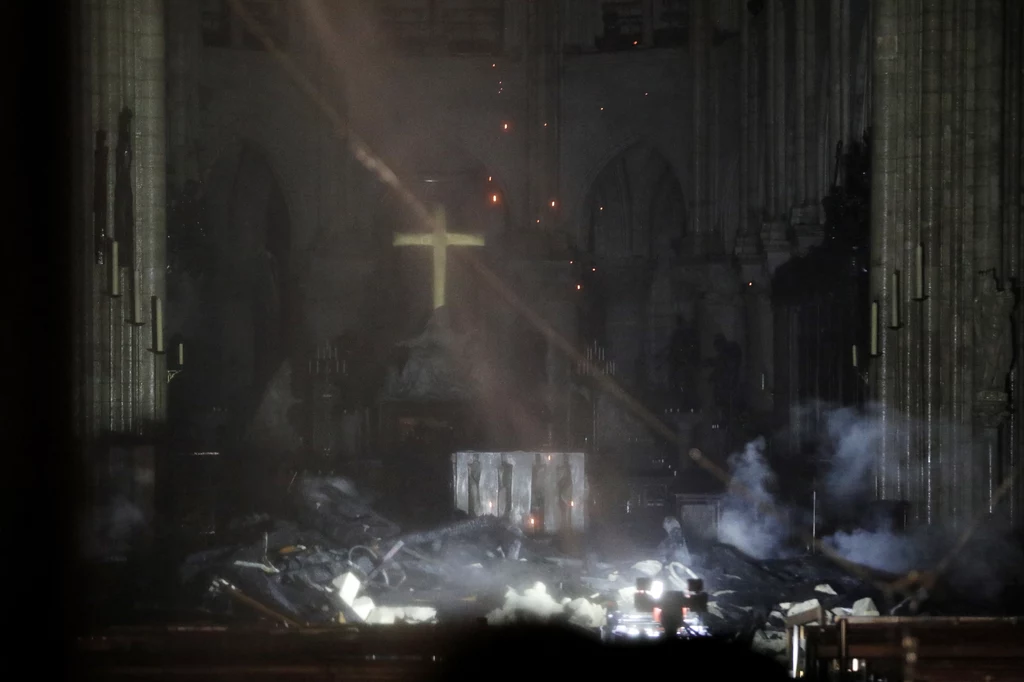 Zastępca mera Paryża Emmanuel Gregoire ocenił, że pożar spowodował "kolosalne szkody". Spłonął dach nad transeptem i długą nawą główną. Ocalała fasada zachodnia (główna), zdołano też wynieść najcenniejsze relikwie.