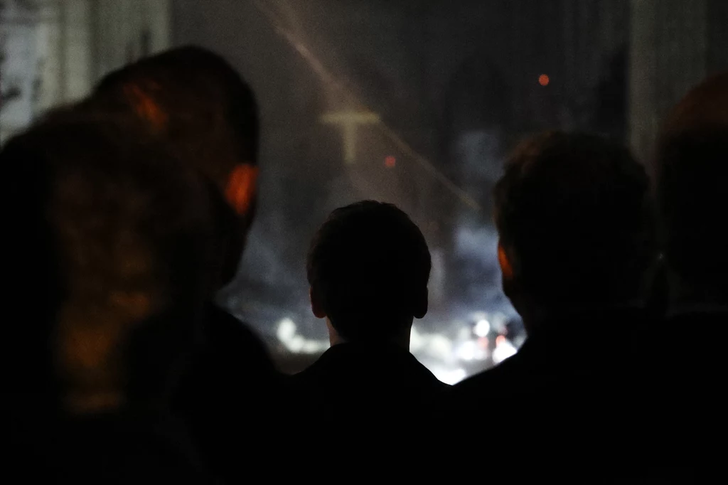 Zastępca mera Paryża Emmanuel Gregoire ocenił, że pożar spowodował "kolosalne szkody". Spłonął dach nad transeptem i długą nawą główną. Ocalała fasada zachodnia (główna), zdołano też wynieść najcenniejsze relikwie.