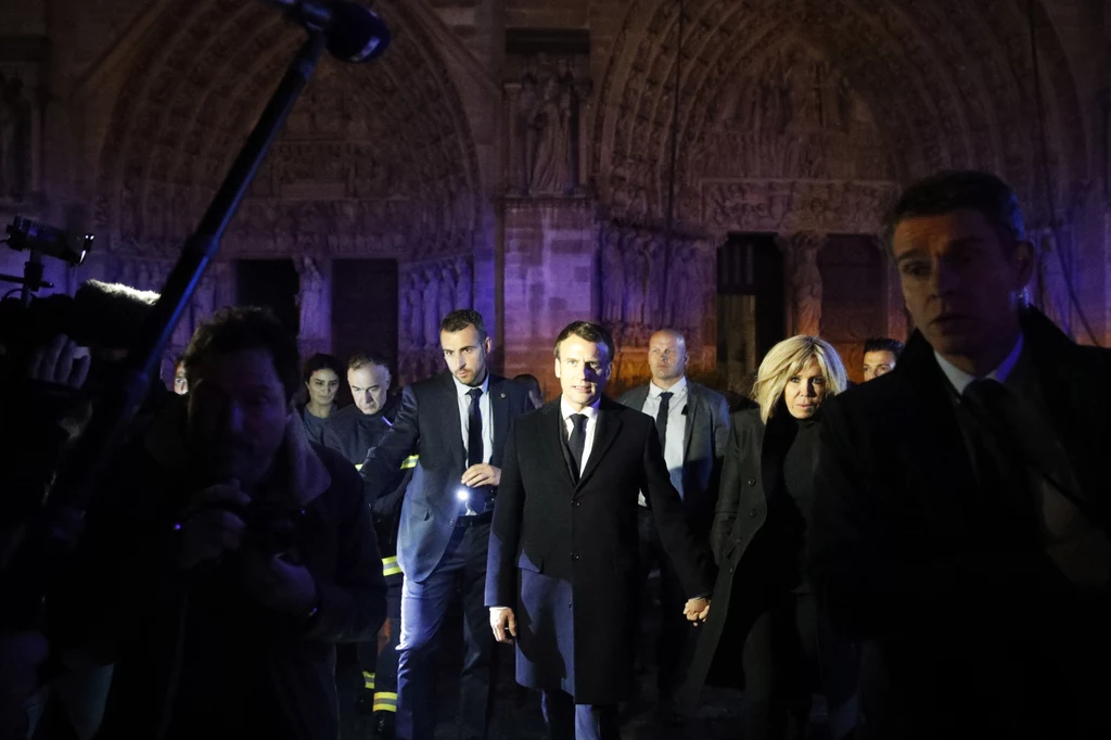 Na miejscu pożaru pojawił się prezydent Francji Emmanuel Macron z żoną