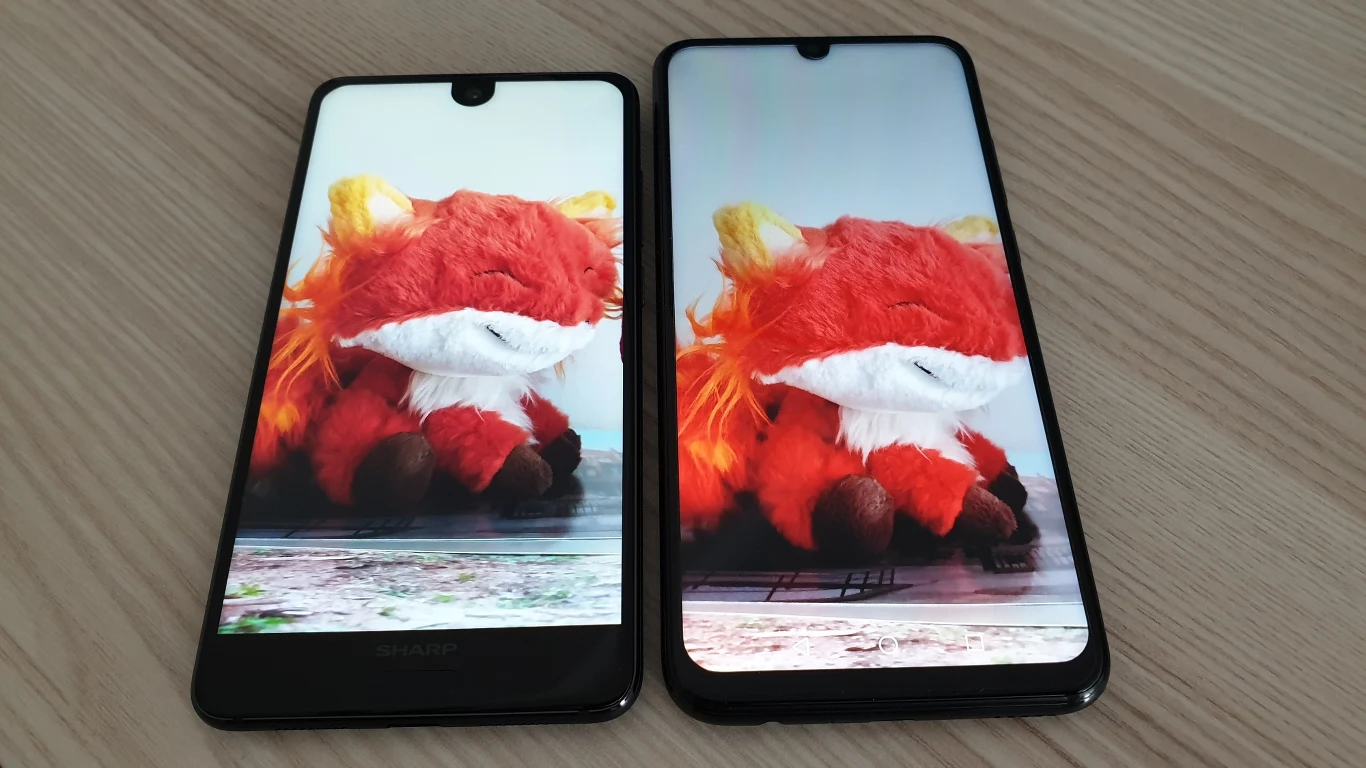 Sharp C10 (po lewej) i Huawei P Series 2019 - telefon Sharpa rzeczywiście prezentuje się nieszablonowo. Takie niewielkie rozmiary znajdą swoich wielbicieli Sharp C10 (po lewej) i Huawei P Series 2019 - telefon Sharpa rzeczywiście prezentuje się nieszablonowo. Takie niewielkie rozmiary znajdą swoich wielbicieli