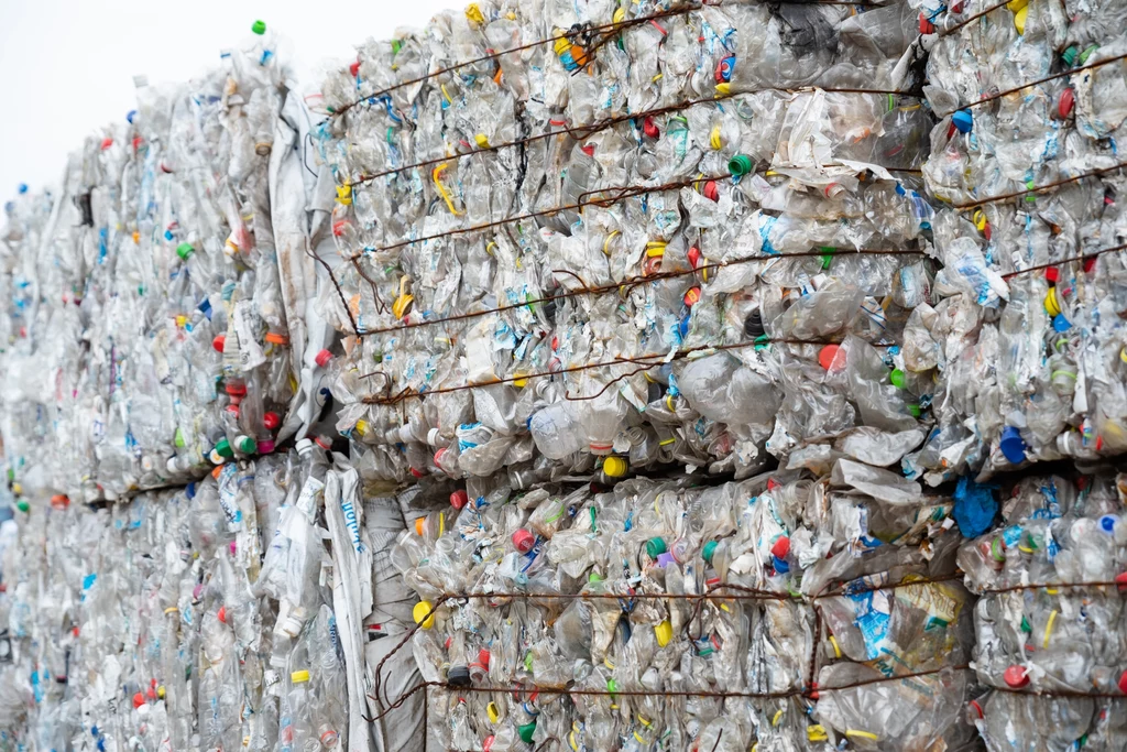 Plastikowe butelki trafiają do IMP Polowat w formie sprasowanych bel