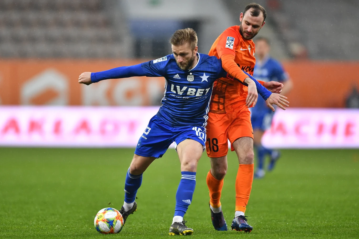 Jakub Błaszczykowski (z lewej) w starciu z Filipem Starzyńskim Jakub Błaszczykowski (z lewej) w starciu z Filipem Starzyńskim