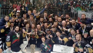 Bramkarz John Murray (nr 31), Mateusz Bryk (3. od prawej w dolnym rzędzie), Filip Komorski (nad Brykiem) i Mateusz Gościński (nr 11., po lewej od Bryka) pocieszyli się ze zdobycia mistrzostwa Polski z GKS-em Tychy, a teraz dołączą na zgrupowanie reprezentacji Polski. 