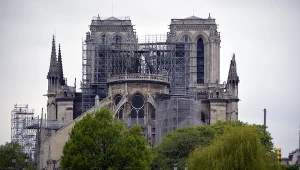 Widok na uszkodzoną katedrę Notre Dame