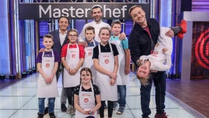 Andrea Camastra (w środku) był gościem ćwierćfinału programu "MasterChef Junior"