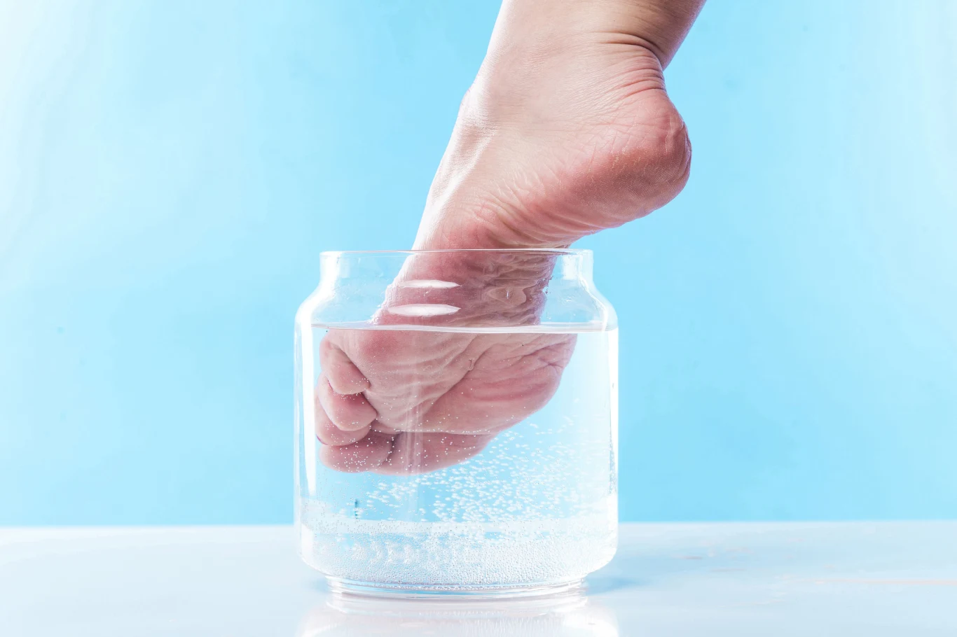 3 łyżki sody oczyszczonej rozpuść w niewielkiej misce z ciepłą wodą. Przez 30 minut mocz stopy lub dłonie 3 łyżki sody oczyszczonej rozpuść w niewielkiej misce z ciepłą wodą. Przez 30 minut mocz stopy lub dłonie