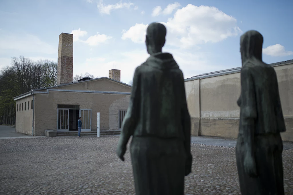 Budynek dawnego krematorium w Ravensbrück i fragment rzeźby Willa Lammerta przedstawijącej grupę kobiet