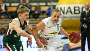 Koszykarz Stelmetu Enea BC Zielona Góra Łukasz Koszarek (z prawej) i Filip Matczak z Legii Warszawa
