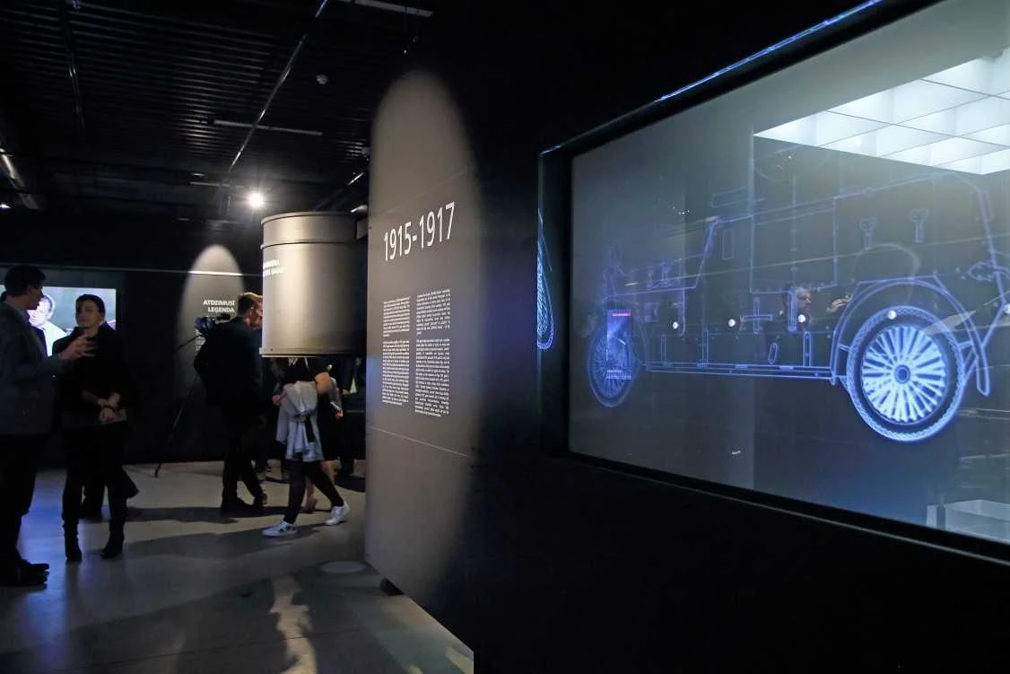 Hologram pokazujący wygląd pojazdu. Wieża widoczna po lewej stronie jest wpełni funkcjonalna, a po wejści do niej wyświetlają się obrazy, którepozwalają się poczuć jak przed laty