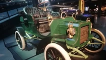 Muzeum posiada jedną z największych kolekcji samochodów z okresu początków motoryzacji