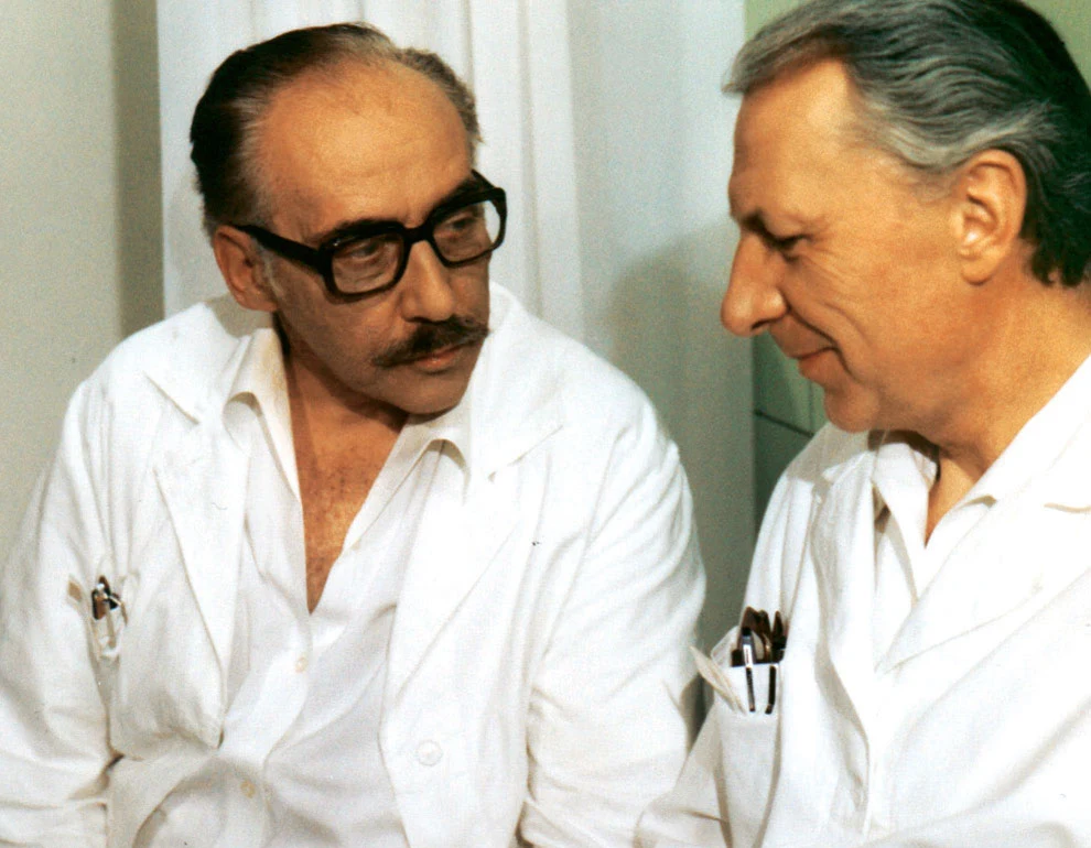 Dr Štrosmajer (Miloš Kopecký, z l.) i ordynator Sova (Ladislav Chudík) stanowili przykład dla młodych lekarzy