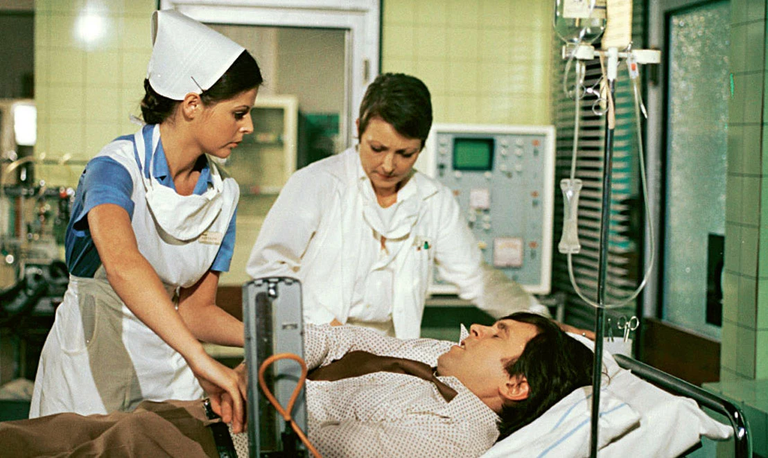 Siostrę Inę (Andrea Čunderlíková) i dr. Błażeja łączyła namiętność. Dr Kralova (Jana Štěpánková) doskonale zdawała sobie z tego sprawę