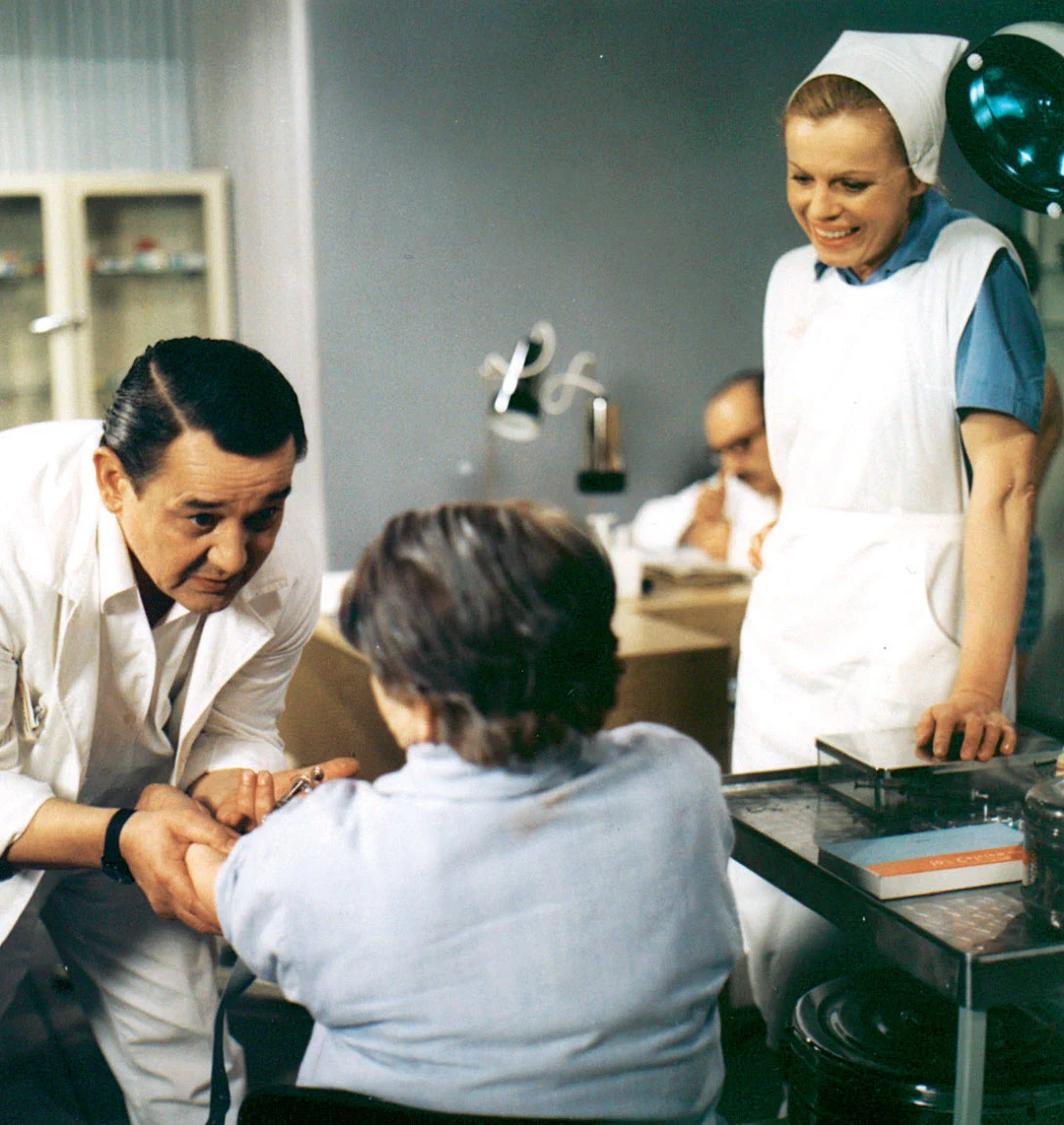 Dr Cvach (Josef Vinklář) miał ogromną wiedzę, ale... nie nadawał się na lekarza. Dostrzegała to nawet niezbyt rozgarnięta siostra Marta (Iva Janžurová)
