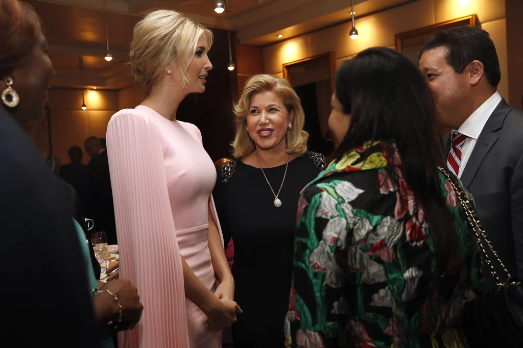 Ivanka Trump promuje obecnie nowy program wdrażany przez Biały Dom. Chodzi o zagadnienia związane z równouprawnieniem kobiet pod względem ekonomicznym. Ivanka Trump Ivanka Trump promuje obecnie nowy program wdrażany przez Biały Dom. Chodzi o zagadnienia związane z równouprawnieniem kobiet pod względem ekonomicznym. Ivanka Trump