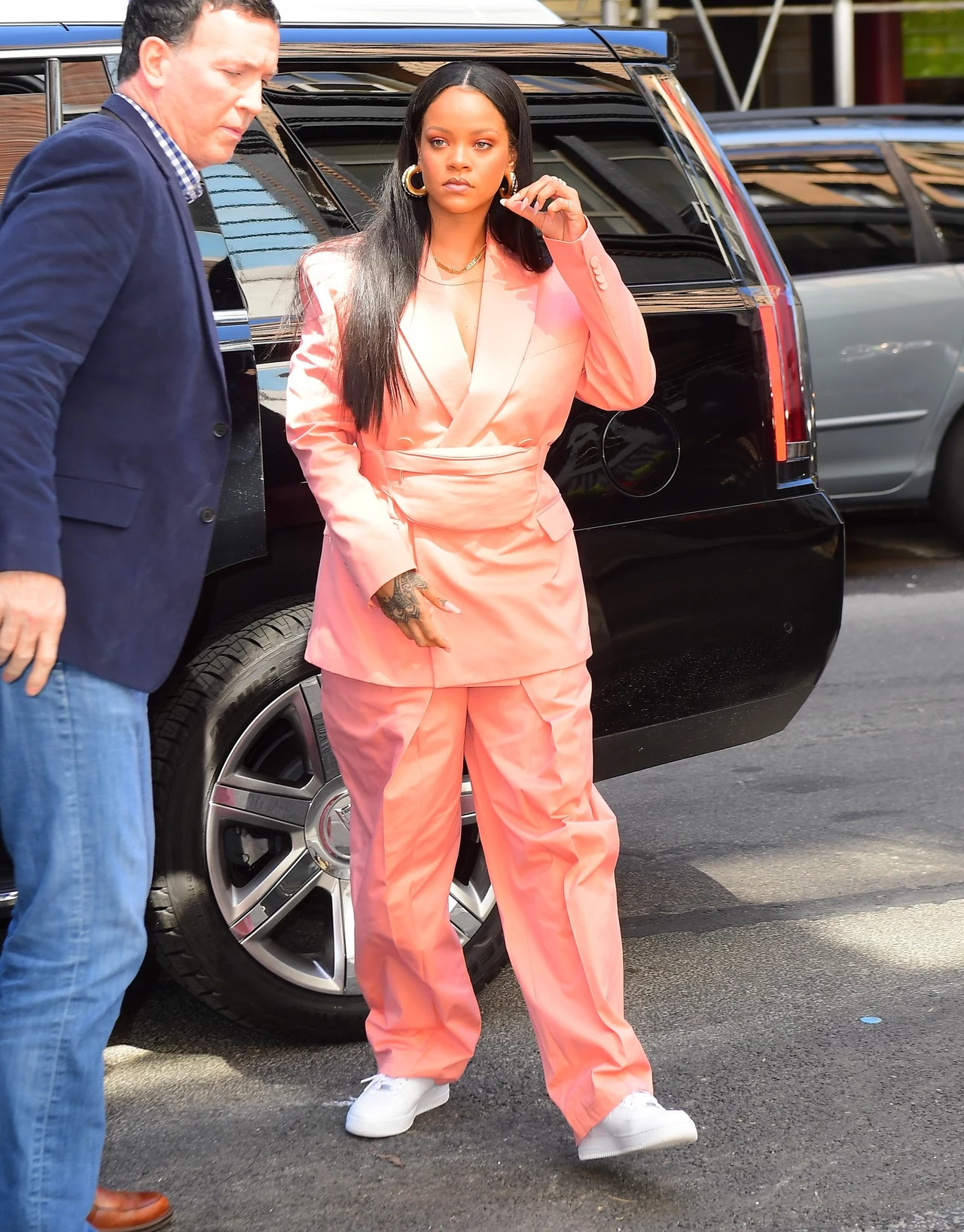 Od kilku tygodnie media zza oceanu plotkują o tym, że Rihanna być może spodziewa się dziecka. Jej związek z Hassanem Jameelem układa się dobrze, a komentatorzy zauważyli, że gwiazda wybiera ostatnio stylizacje, które z powodzeniem ukrywają dodatkowe kilogramy gwiazdy. Rihanna w Nowym Jorku, fot. DIGGZY / SplashNews.com/East News Od kilku tygodnie media zza oceanu plotkują o tym, że Rihanna być może spodziewa się dziecka. Jej związek z Hassanem Jameelem układa się dobrze, a komentatorzy zauważyli, że gwiazda wybiera ostatnio stylizacje, które z powodzeniem ukrywają dodatkowe kilogramy gwiazdy. Rihanna w Nowym Jorku, fot. DIGGZY / SplashNews.com/East News