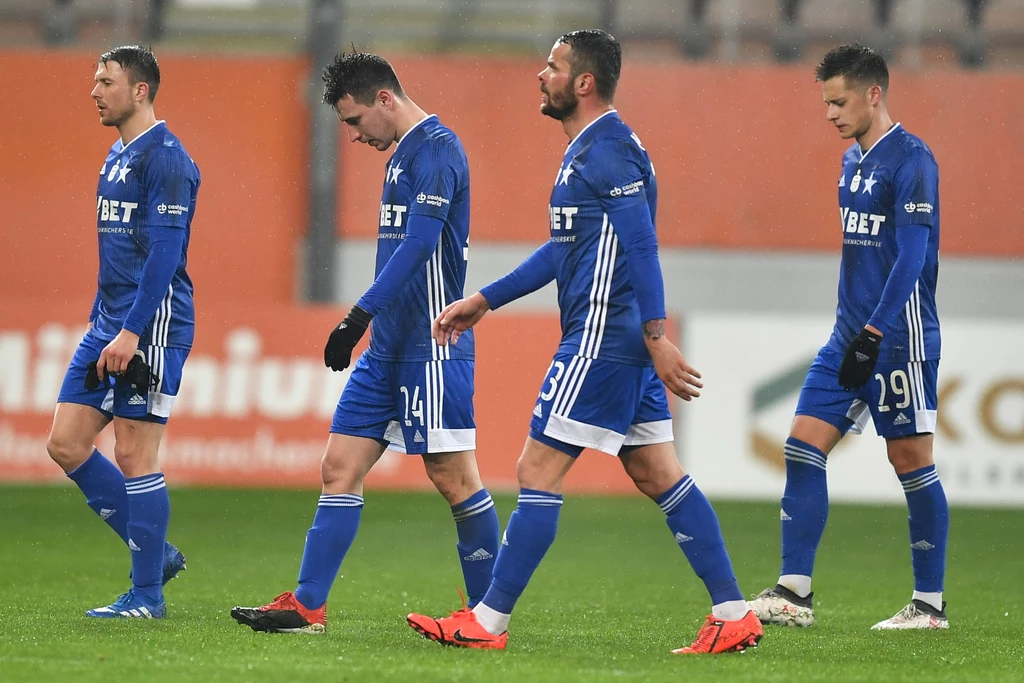 Piłkarze Wisły Kraków nie kryli rozczarowania po przegranej walce o górną ósemkę. Od lewej Rafał Boguski, Marko Kolar, Paweł Brożek i Matej Palczicz Piłkarze Wisły Kraków nie kryli rozczarowania po przegranej walce o górną ósemkę. Od lewej Rafał Boguski, Marko Kolar, Paweł Brożek i Matej Palczicz
