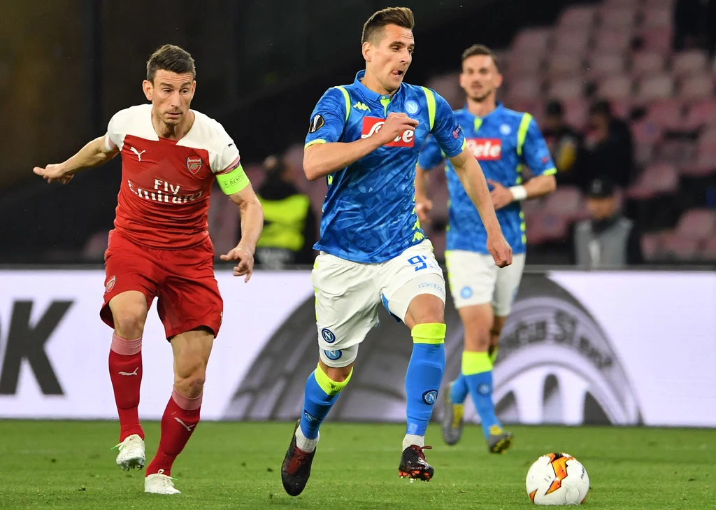 Arkadiusz Milik (z piłką). Z lewej Laurent Koscielny Arkadiusz Milik (z piłką). Z lewej Laurent Koscielny