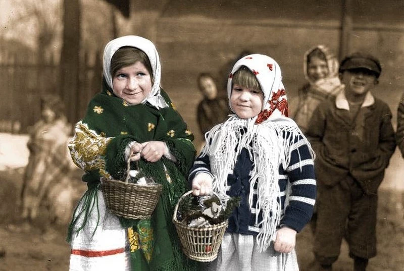 Wiele miast i wsi jeszcze przed Wielkanocą 1945 roku zostało splądrowanych przez Sowietów. Mimo tego, mieszkańcy tych miejscowości starali się kultywować tradycje (domena publiczna)