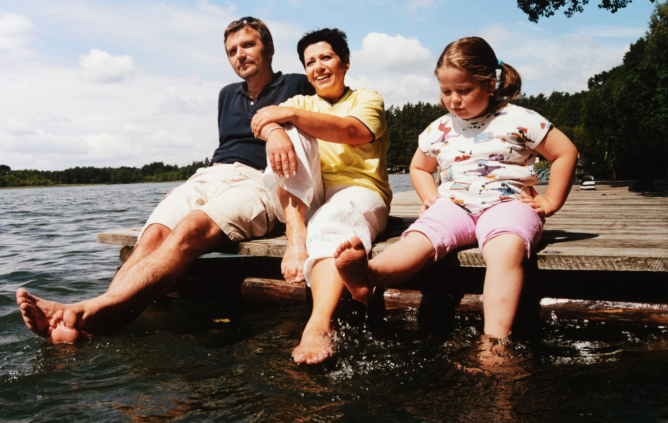 Ewa Bem z mężem i córką Gabrysią, 2001 r. Ewa Bem z mężem i córką Gabrysią, 2001 r.