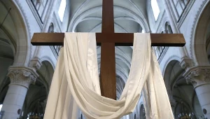 Krzyż i biała szata symbolizują zmartwychwstanie Jezusa, fot. robertharding