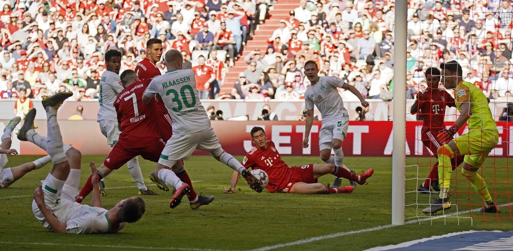 Robert Lewandowski w ataku na bramkę Werderu Robert Lewandowski w ataku na bramkę Werderu